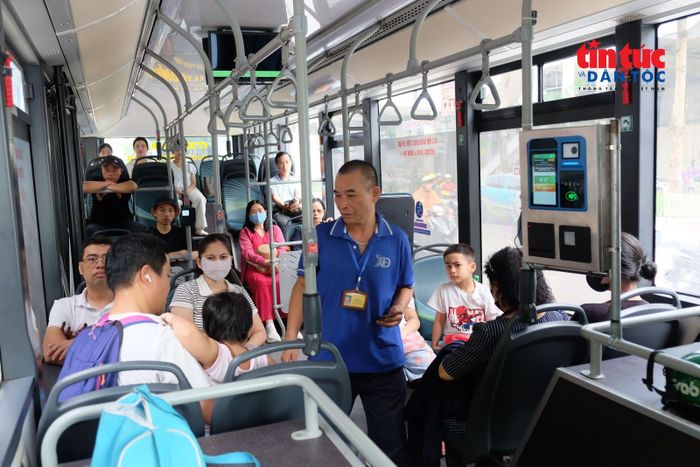 Với tần suất từ 5 - 30 phút mỗi chuyến tùy tuyến, 42 xe dự phòng và 100 lượt xe tăng cường trên 20 tuyến trọng điểm, các tuyến xe buýt trong ngày đầu của kỳ nghỉ lễ đều không xảy ra tình trạng chen lấn, thiếu phương tiện di chuyển.