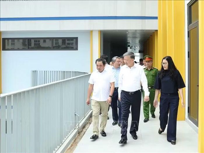 Tổng Bí thư, Chủ tịch nước Tô Lâm kiểm tra cơ sở vật chất chuẩn bị cho năm học mới tại Trường THPT Hoàng Quán Chi, phường Yên Hoà. Ảnh: Thống Nhất/TTXVN
