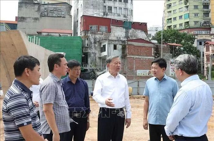 Tổng Bí thư, Chủ tịch nước Tô Lâm kiểm tra thực địa tại Dự án đầu tư xây dựng đường Vành đai 1 (đoạn Hoàng Cầu - Voi Phục). Ảnh: Thống Nhất/TTXVN