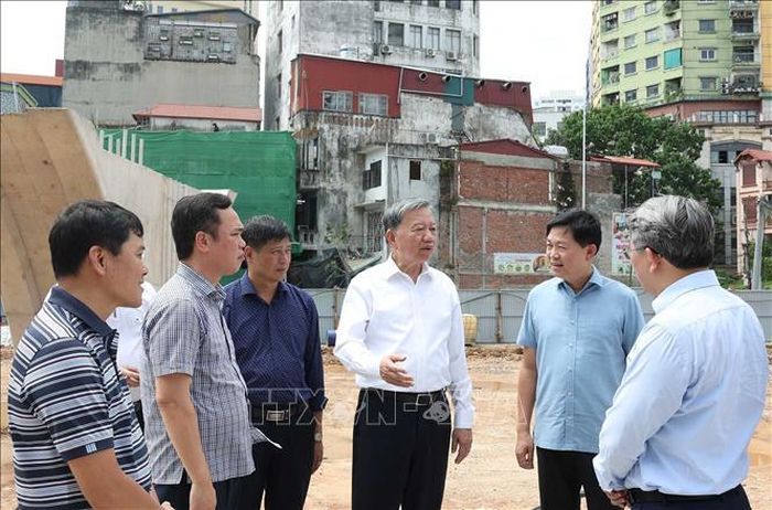 Tổng Bí thư, Chủ tịch nước Tô Lâm kiểm tra thực địa tại Dự án đầu tư xây dựng đường Vành đai 1 (đoạn Hoàng Cầu - Voi Phục). Ảnh: Thống Nhất/TTXVN