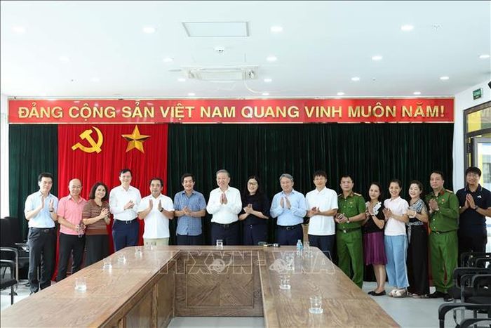 Tổng Bí thư, Chủ tịch nước Tô Lâm và các đồng chí lãnh đạo thành phố Hà Nội, Sở Giáo dục và Đào tạo, phường Yên Hòa và thầy cô giáo Trường THPT Hoàng Quán Chi. Ảnh: Thống Nhất/TTXVN