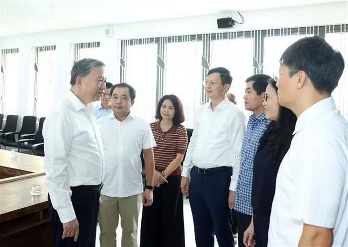 Tổng Bí thư, Chủ tịch nước Tô Lâm trao đổi, chỉ đạo các đồng chí lãnh đạo thành phố Hà Nội, Sở Giáo dục và Đào tạo, phường Yên Hòa và thầy cô giáo Trường THPT Hoàng Quán Chi. Ảnh: Thống Nhất/TTXVN