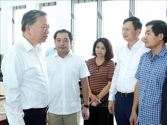 Tổng Bí thư, Chủ tịch nước Tô Lâm cùng các đồng chí lãnh đạo thành phố, phường và thầy cô giáo tại Trường THPT Hoàng Quán Chi, phường Yên Hoà. Ảnh: Thống Nhất/TTXVN