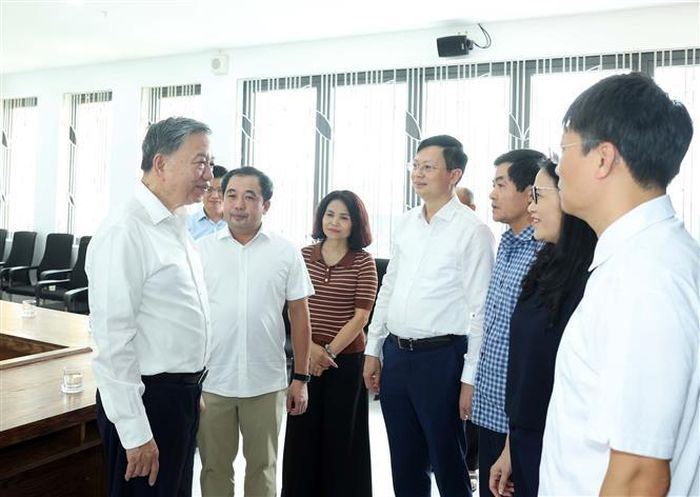 Tổng Bí thư, Chủ tịch nước Tô Lâm trao đổi, chỉ đạo các đồng chí lãnh đạo thành phố Hà Nội, Sở Giáo dục và Đào tạo, phường Yên Hòa và thầy cô giáo Trường THPT Hoàng Quán Chi. Ảnh: Thống Nhất/TTXVN