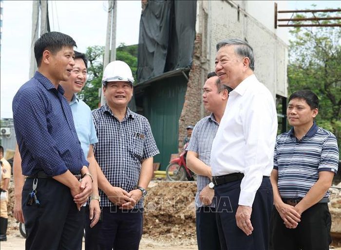 Tổng Bí thư, Chủ tịch nước Tô Lâm kiểm tra thực địa tại Dự án đầu tư xây dựng đường Vành đai 1 (đoạn Hoàng Cầu - Voi Phục). Ảnh: Thống Nhất/TTXVN
