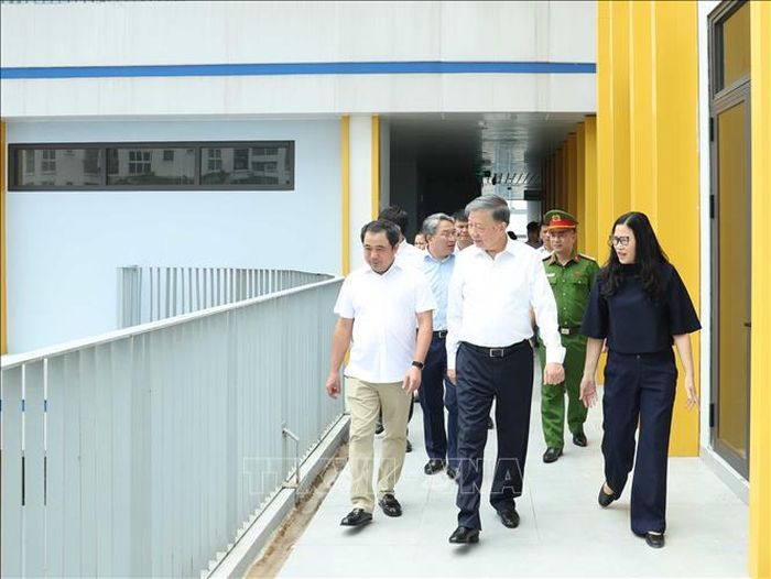 Tổng Bí thư, Chủ tịch nước Tô Lâm kiểm tra cơ sở vật chất chuẩn bị cho năm học mới tại Trường THPT Hoàng Quán Chi, phường Yên Hoà. Ảnh: Thống Nhất/TTXVN