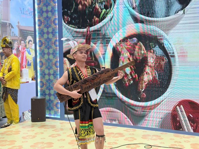 Nghệ nhân đàn Sape, nhạc cụ truyền thống Bang Sarawak, Malaysia.