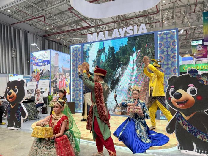 Múa truyền thống Malaysia thu hút khách tham quan tại hội chợ.