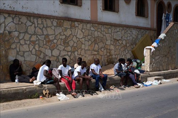 Người di cư bất hợp pháp tập trung tại Ceuta, Tây Ban Nha. Ảnh: THX/TTXVN