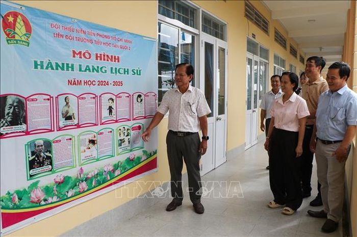 Mô hình hành lang lịch sử được Trường Tiểu học Tân Quới duy trì, giúp học sinh tìm hiểu các nhân vật lịch sử địa phương.