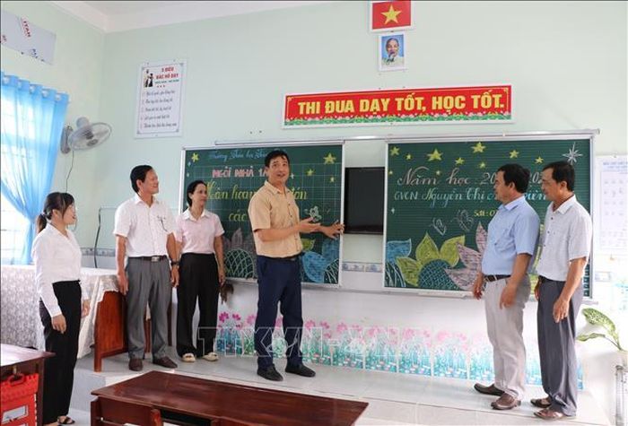 Trường Tiểu học Tân Quới (xã đảo Tân Long) kết hợp phương pháp dạy học truyền thống với hiện đại.