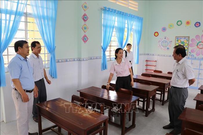 Lãnh đạo Phòng Văn hóa - Xã hội xã Tân Long và Ban giám hiệu Trường Tiểu học Tân Quới khảo sát cơ sở vật chất trước thềm năm học mới.