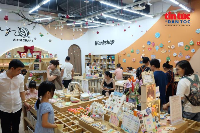 Bên cạnh nhu cầu mua sắm và ẩm thực, xu hướng tham gia các hoạt động trải nghiệm mang tính sáng tạo cũng đang thu hút giới trẻ và các gia đình.