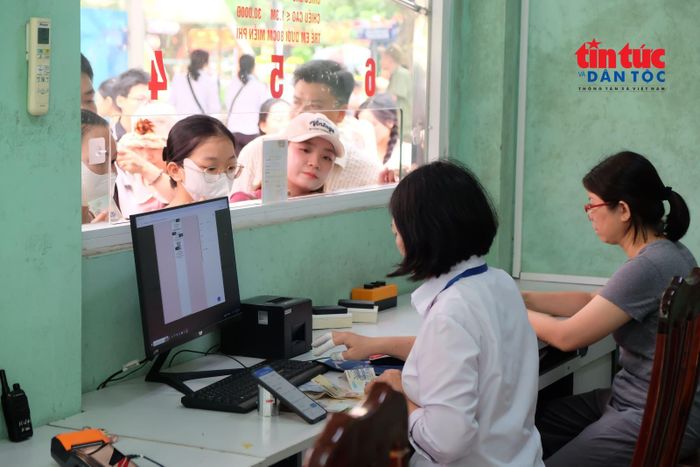 Dù lượng khách đổ về rất đông, nhưng công tác vệ sinh và điều phối được thực hiện bài bản, không xảy ra tình trạng chen lấn, xô đẩy.
