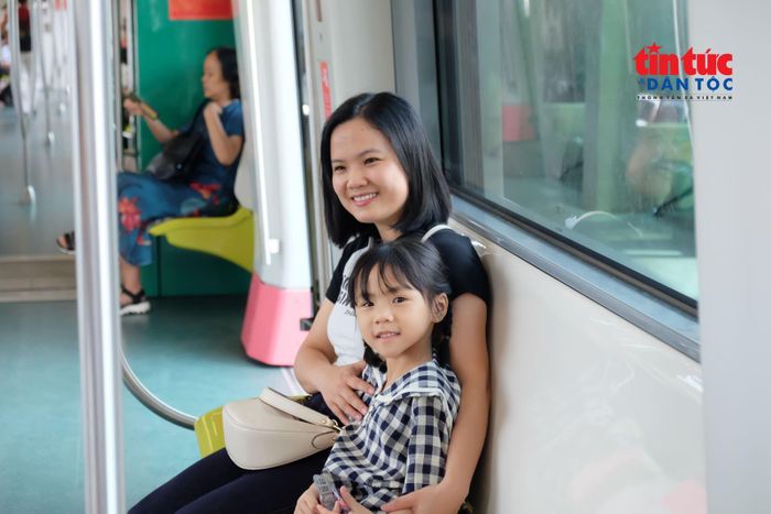 Nhiều gia đình lựa chọn tàu điện để di chuyển đến các điểm vui chơi ở trung tâm nhằm tránh tình trạng ùn tắc và khó khăn khi tìm chỗ đỗ xe cá nhân.