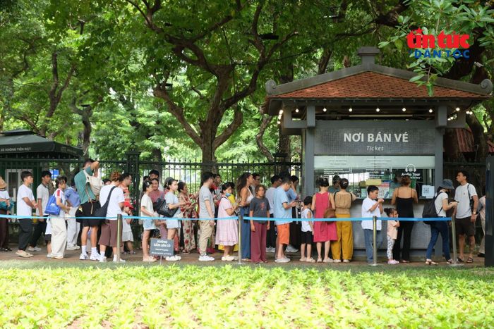 Bên cạnh các khu vui chơi giải trí, những địa chỉ văn hóa tâm linh và lịch sử vẫn giữ sức hút đặc biệt. Tại Văn Miếu - Quốc Tử Giám, lượng khách tham quan những ngày này tăng mạnh.