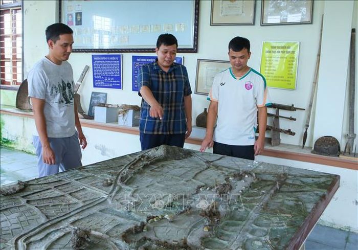 Người dân thăm quan mô hình sa bàn làng kháng chiến tại Nhà văn hóa - Bảo tàng xã Liên Minh.