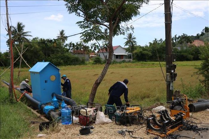 Các cán bộ và công nhân kỹ thuật của Công ty Cổ phần Cấp nước Huế (HueWACO) đang khẩn trương lắp đặt hệ thống xử lý nước sạch Thủy Yên.