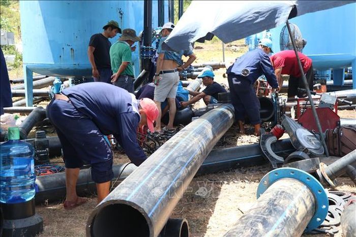 Các cán bộ và công nhân kỹ thuật của Công ty Cổ phần Cấp nước Huế (HueWACO) đội nắng khẩn trương lắp đặt hệ thống xử lý nước sạch Thủy Yên.