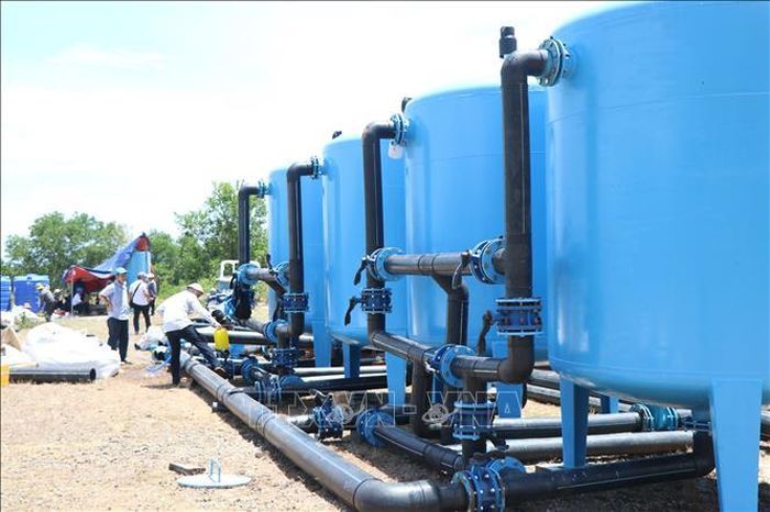 Trạm xử lý nước sạch Thủy Yên (xã Chân Mây - Lăng Cô, thành phố Huế) đang được khẩn trương lắp đặt bởi Công ty HueWACO để cung cấp nước sạch trở lại cho người dân.