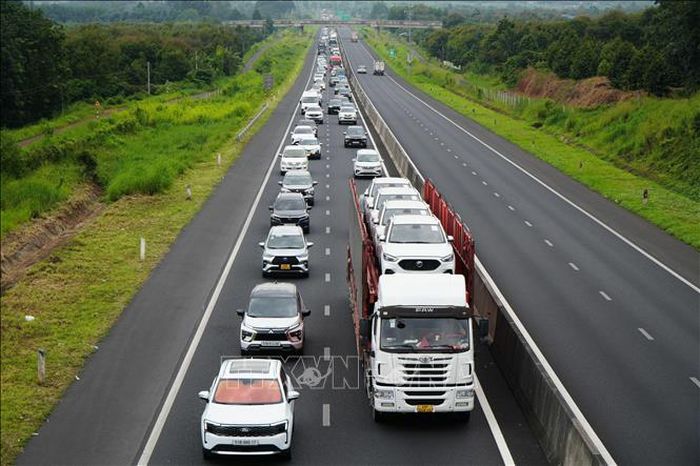 Phương tiện di chuyển trên tuyến cao tốc Phan Thiết - Dầu Giây. Ảnh minh họa: Sỹ Tuyên/TTXVN