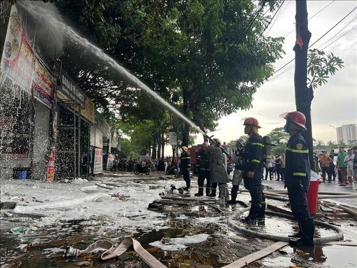 Lực lượng chức năng nhanh chóng có mặt, dập tắt đám cháy. Ảnh: TTXVN phát