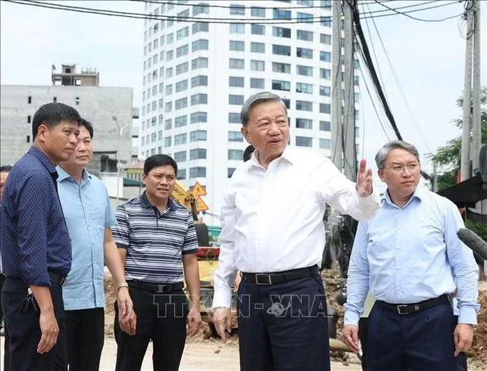 Tổng Bí thư, Chủ tịch nước Tô Lâm kiểm tra thực địa tại Dự án đầu tư xây dựng đường Vành đai 1 (đoạn Hoàng Cầu - Voi Phục). Ảnh: Thống Nhất/TTXVN