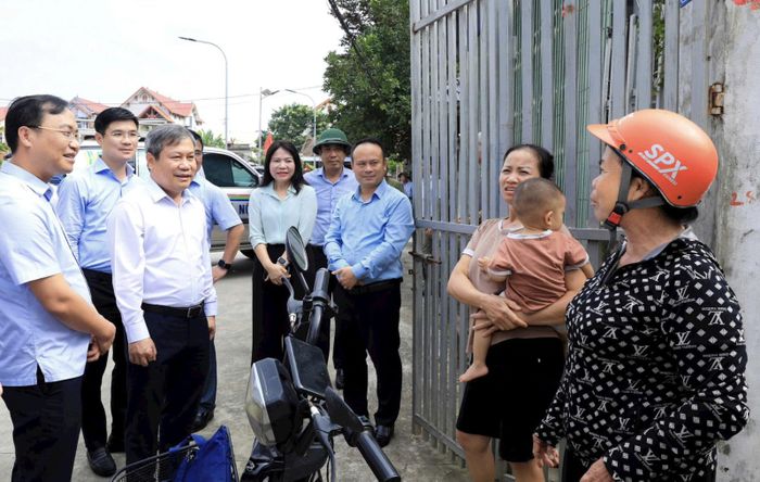 Chủ tịch UBND thành phố Vũ Đại Thắng kiểm tra thực tế công tác phòng, chống lũ tại thôn An Lạc (xã Trung Giã).