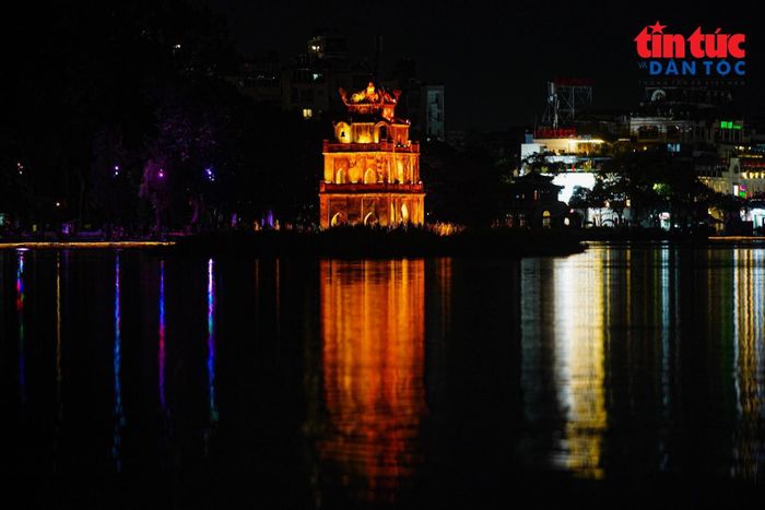 Từ tháp rùa, ánh sáng lan tỏa ra mặt hồ kết nối với không gian phố đi bộ.