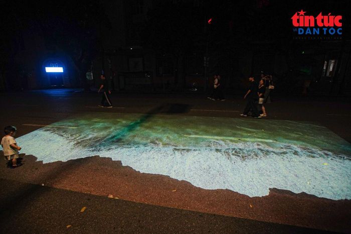 Ánh sáng được mở rộng ra tuyến phố đi bộ thông qua hệ thống Gobo Mapping.