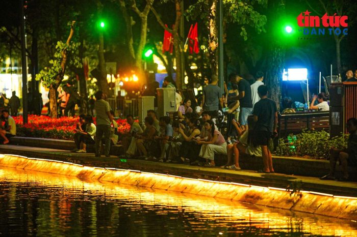 Ánh sáng từ bờ hồ đổ xuống mặt mước nhìn như thác nước đang chảy.