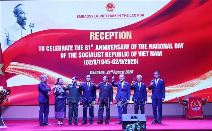 Đại sứ Việt Nam tại Lào Nguyễn Minh Tâm cùng các lãnh đạo cấp cao của Lào nâng ly chúc mừng Kỷ niệm 81 năm Cách mạng Tháng Tám thành công (19/8/1945 - 19/8/2026) và Quốc khánh nước Cộng hòa xã hội chủ nghĩa Việt Nam (2/9/1945 - 2/9/2026). Ảnh: Xuân Tú/PV TTXVN tại Lào