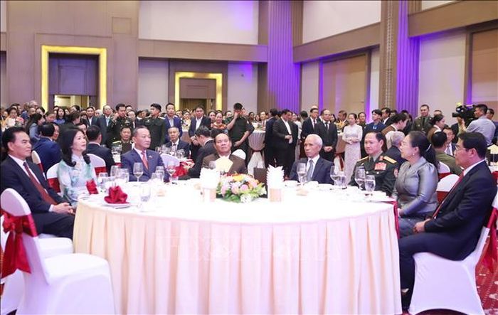 Các lãnh đạo cấp cao của Lào tham dự Tiệc chiêu đãi. Ảnh: Xuân Tú/PV TTXVN tại Lào
