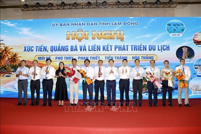 Lãnh đạo tỉnh tặng hoa cho Ban tổ chức hội nghị.