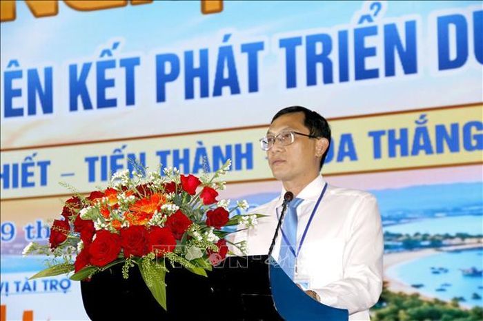 Ông Lê Thanh Sơn, Chủ tịch UBND phường Mũi Né, Trưởng Ban tổ chức phát biểu khai mạc hội nghị.