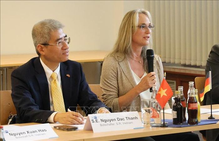 Đại sứ Nguyễn Đắc Thành và Phó Chủ tịch IHK Leipzig, Angelika Bordt.
