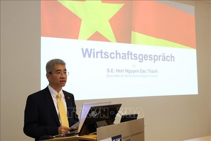 Đại sứ Nguyễn Đắc Thành phát biểu tại Đối thoại kinh tế do IHK Leipzig tổ chức.