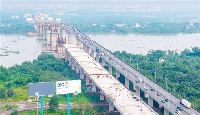 Thi công mở rộng đoạn cao tốc Thành phố Hồ Chí Minh - Long Thành.