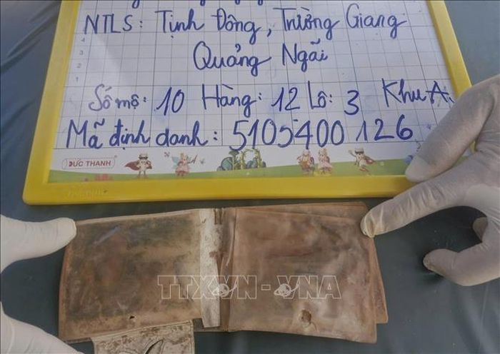 Chiếc ví được phát hiện trong mộ liệt sĩ khi khai quật lấy mẫu ADN. Ảnh: TTXVN phát