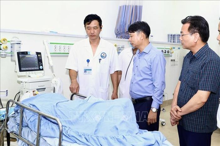 Phó Chủ tịch UBND tỉnh Phú Thọ Nguyễn Khắc Hiếu (áo xanh) hỏi thăm tình hình sức khỏe nạn nhân vụ nổ. Ảnh: Nguyễn Thảo/TTXVN