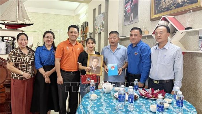 Thành đoàn Đồng Nai trao tặng di ảnh phục dựng cho gia đình Thương binh đã mất Võ Văn Sáu (phường Trảng Dài, thành phố Đồng Nai).