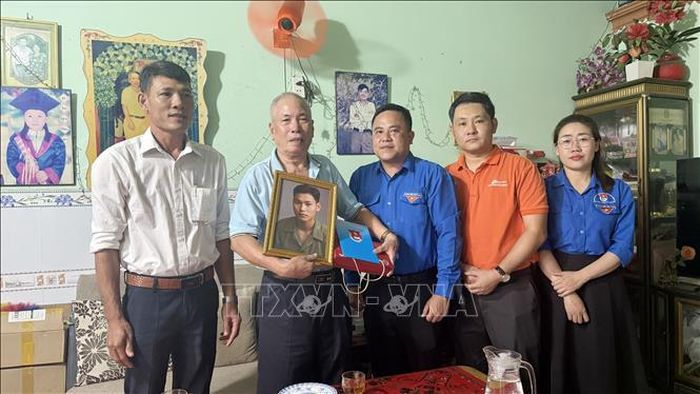 Thành đoàn Đồng Nai trao tặng di ảnh phục dựng cho gia đình Liệt sĩ Vũ Văn Vững (phường Trảng Dài, thành phố Đồng Nai).
