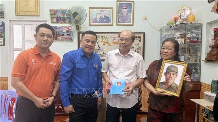Thành đoàn Đồng Nai trao tặng di ảnh phục dựng cho gia đình Liệt sĩ Lương Xuân Bảo (phường Trảng Dài, thành phố Đồng Nai).