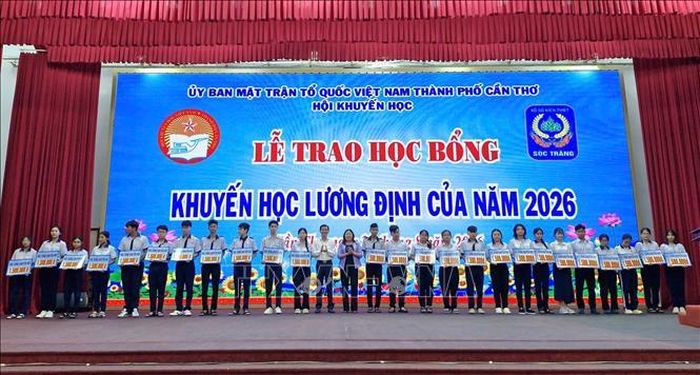Lãnh đạo Thành ủy Cần Thơ và các đơn vị đồng hành trao học bổng đến các em học sinh có hoàn cảnh khó khăn trước thềm năm học mới. Ảnh: Trung Kiên/TTXVN