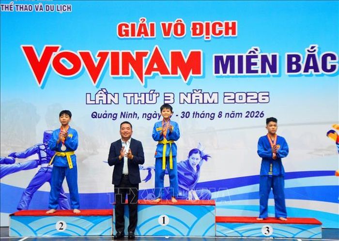 Ông Nguyễn Thanh Tùng, Phó Giám đốc Sở Văn hóa Thể thao và Du lịch trao huy chương cho các vận động viên đạt thành tích xuất sắc ở nội dung thi quyền nam.