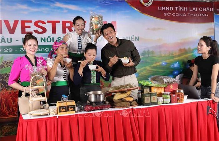 Phiên livestream quảng bá các mặt hàng nông sản của tỉnh Lai Châu tại lễ khai mạc.