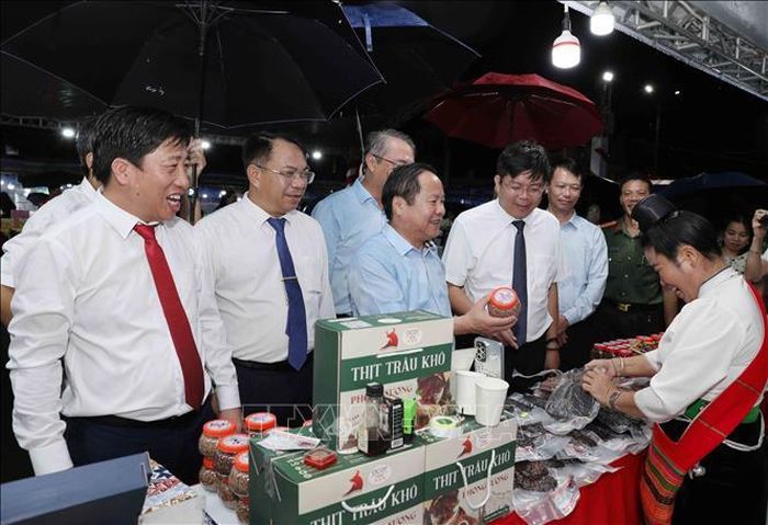 Các đại biểu tham quan các mặt hàng sản phẩm của hộ kinh doanh của tỉnh Điện Biên.