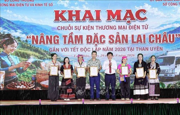 Giám đốc Sở Công thương tỉnh Lai Châu, Vương Thế Mẫn trao thư cám ơn cho các KOL và KOC và các đơn vị đồng hành.