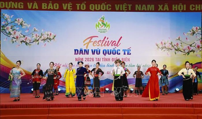 Các đội thi trình diễn dân vũ trong khuôn khổ Festival Dân vũ quốc tế 2026 tại Điện Biên. Ảnh: Xuân Tư/TTXVN