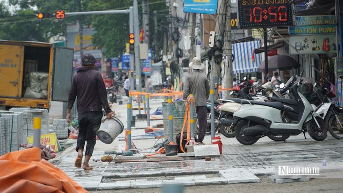 Hiện hệ thống thoát nước mưa đã triển khai khoảng 1.600m trên tổng số 5.272m; hệ thống thoát nước thải đạt khoảng 550m/5.272m. Công tác hoàn thiện bó vỉa, vỉa hè đã thực hiện khoảng 200m.